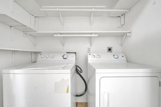 Building Photo - 22102 Breezy Hill Dr