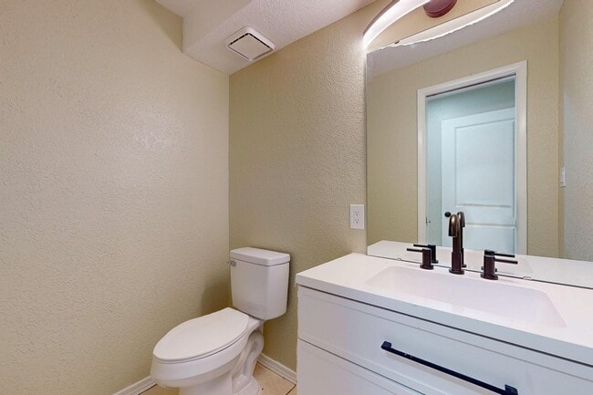 Building Photo - 713 Rio Arriba Ave SE