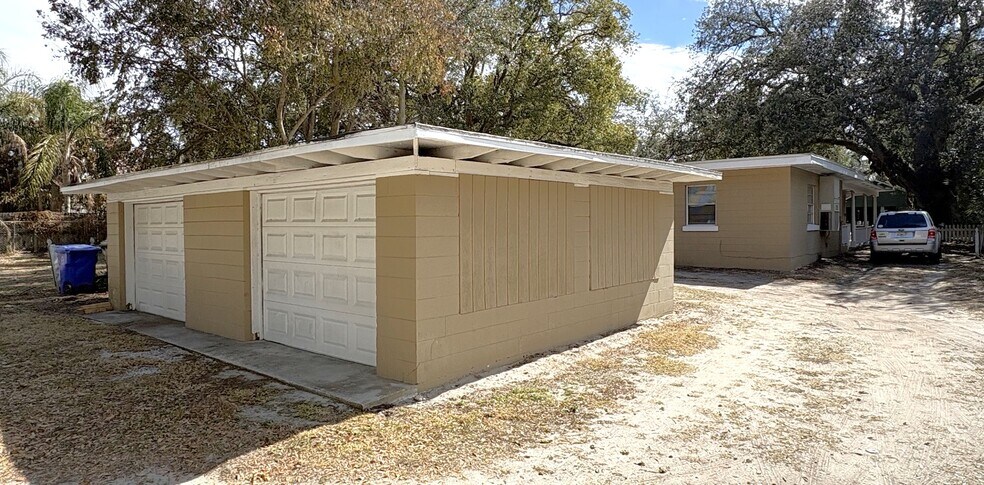 Storage garage - 611 W Hancock St