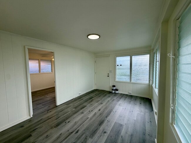 Building Photo - Newly Renovated 3BR Kapahulu Home with Private Yard and Gated Parking Near Waikiki