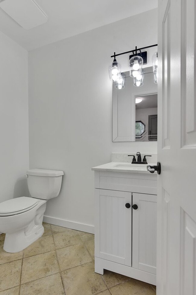 Building Photo - Gorgeous 4 bedroom, 3 1/2 bathroom home wi...