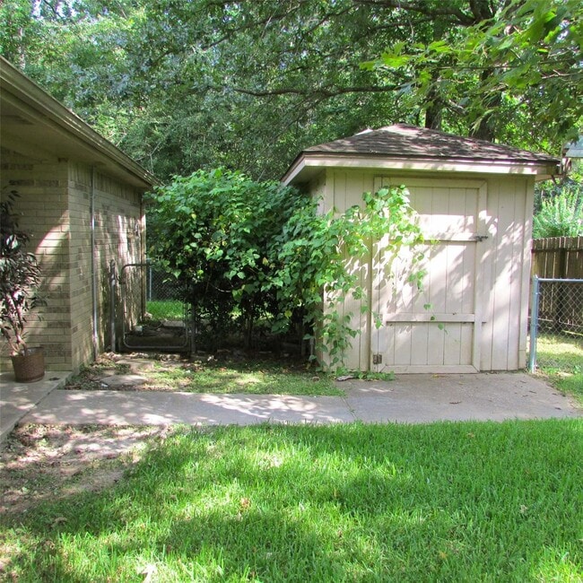 Building Photo - 2232 Azalea Cir