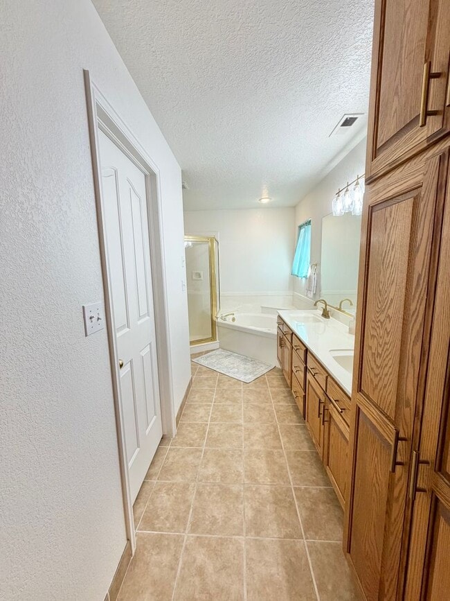 Building Photo - Short term rental available! 9-Month lease!!