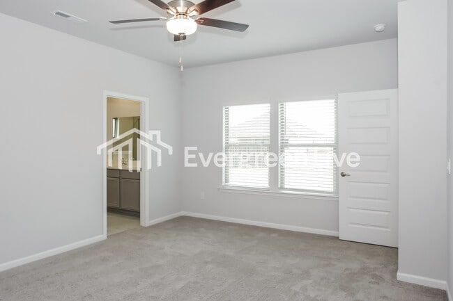 Building Photo - 221 Shangrila Wy