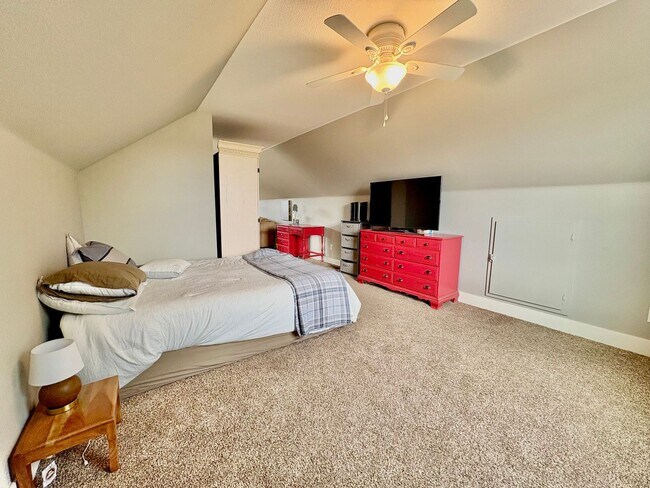 Building Photo - Stunning Home with ~4,000sqft of Living Space In a Great Location!