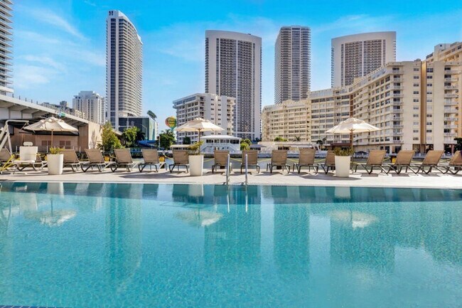 Building Photo - 2602 E Hallandale Beach Blvd