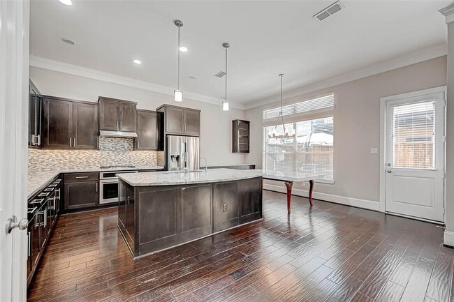 Building Photo - 6711 Saxton Manor St