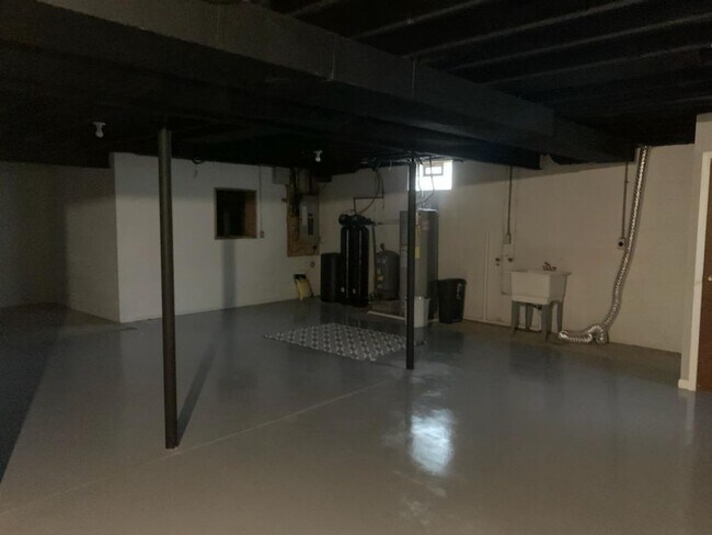 Building Photo - 889 Ghent Rd