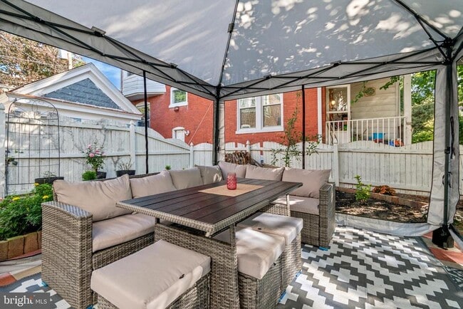 Building Photo - 505 W 19th St