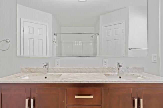 Building Photo - Updated Home in Raintree Estates!