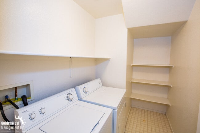 Building Photo - Beautiful Two-Story 3Bdm 2.5Ba Rowhome Nestled in Henderson!