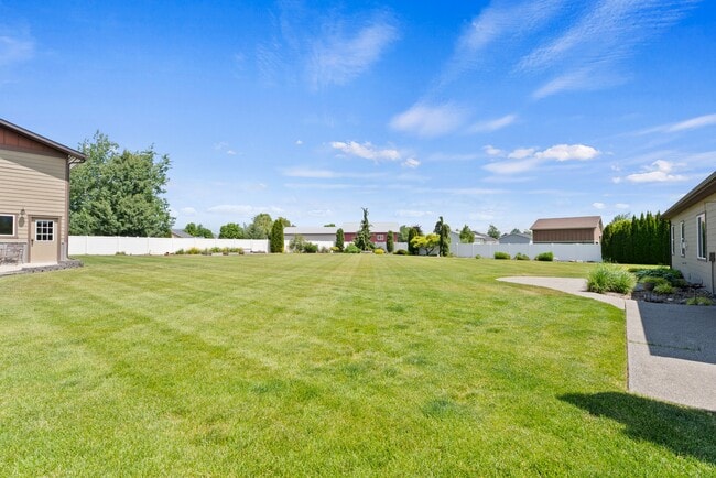 Building Photo - 1981 W Twinkling Star Rd