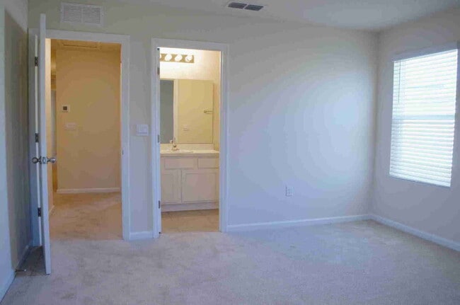 Building Photo - Stunning 3-Bedroom Townhome for Rent in Ba...