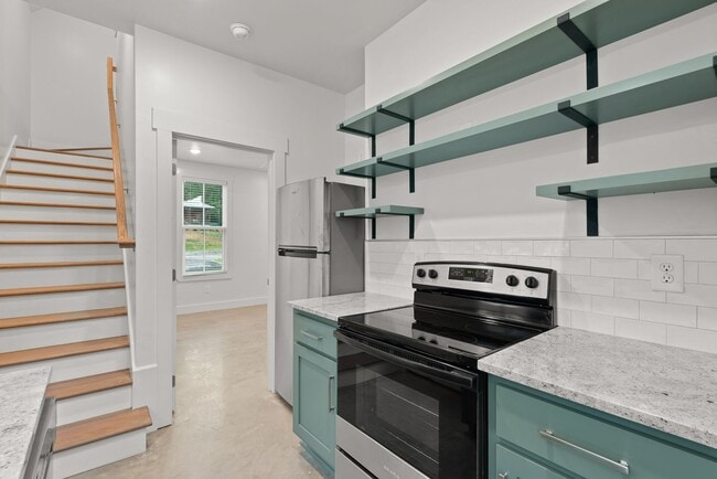 Building Photo - Like New! 2 bedroom 2 bathroom cottage sty...