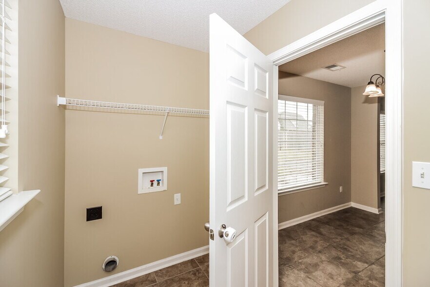 Building Photo - 6776 Anna May Dr