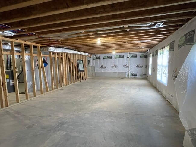 Building Photo - Built in 2020! 3 Bed 2 Bath w/ FENCE and UF Walk Out Basement