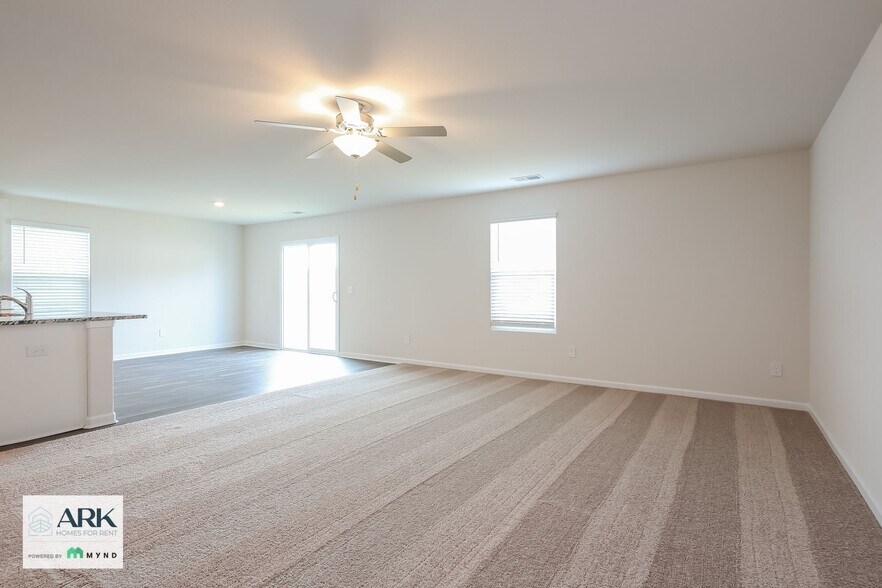 Building Photo - 2169 Southlea Dr