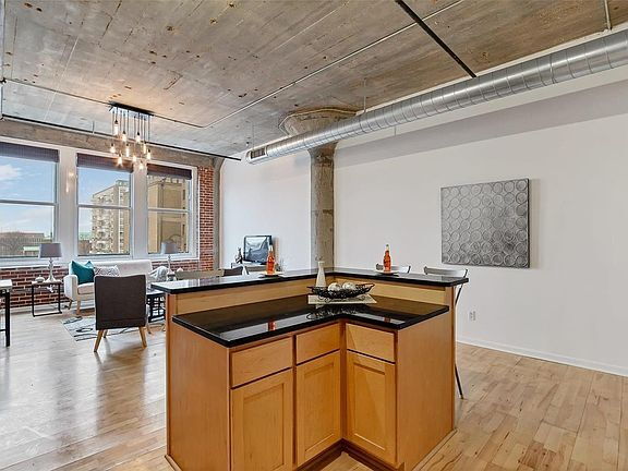 Building Photo - "Chic Urban Living: Spacious 2-Bedroom Ret...