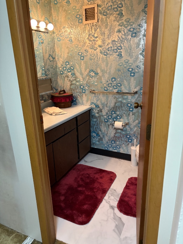 Building Photo - 2106 Kanawha Blvd E