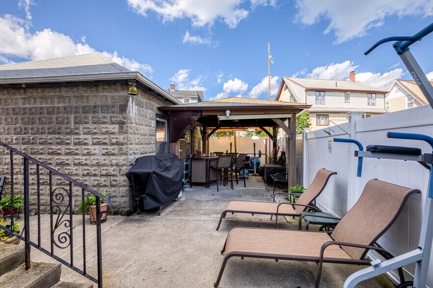 Building Photo - 336 Riverside Ave