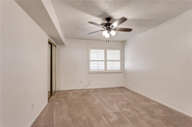 Building Photo - 2930 Colonial Ln