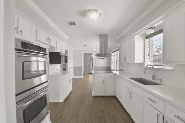 Building Photo - 15710 Creekhaven Dr