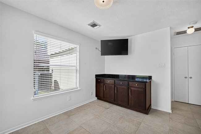 Building Photo - 1806 Oak Ridge Dr