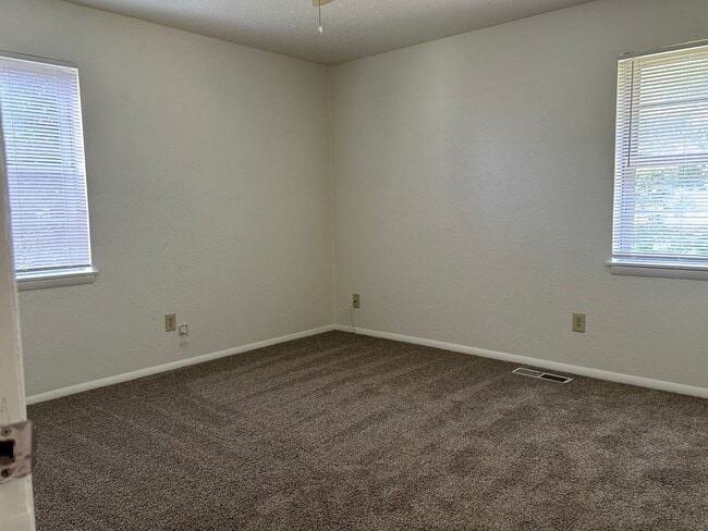 Building Photo - Spacious 3 Bedroom w/ 2 Car Garage