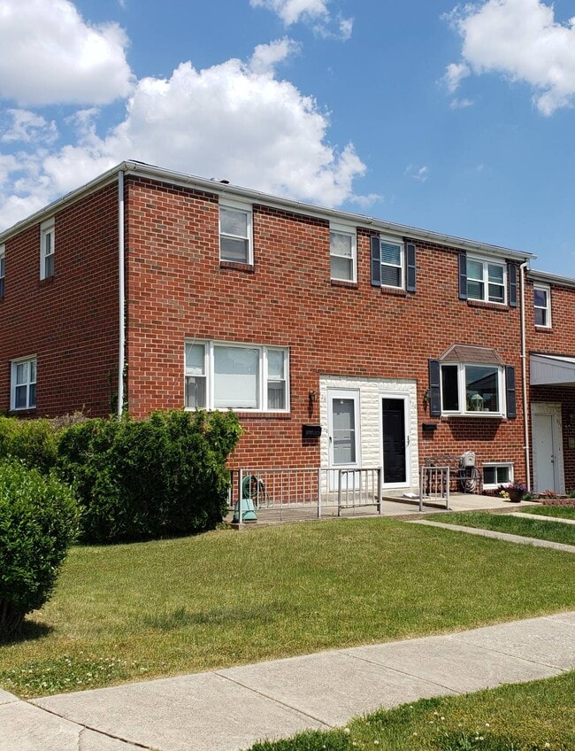 Building Photo - 926 Regina Dr