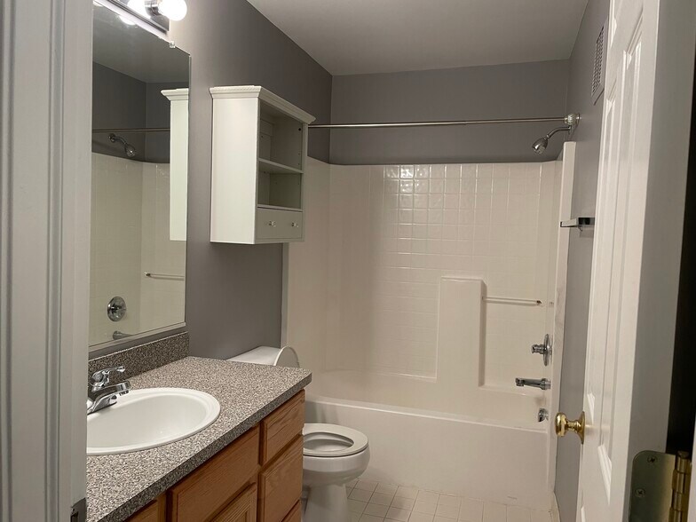 Building Photo - 10102 W Midway Ct