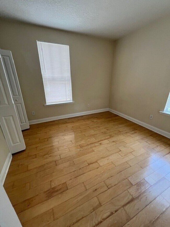 Building Photo - *** 3/2.5  with 1 car garage/ Townhouse Th...
