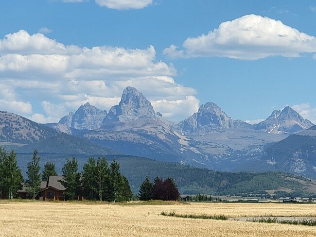 Building Photo - Spacious & Elegant 3-Bedroom Home – Flexible lease term.