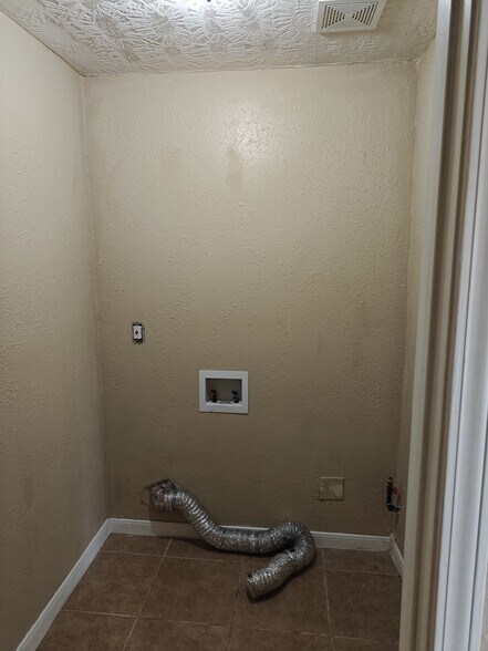 Building Photo - 2115 Raspberry Ln