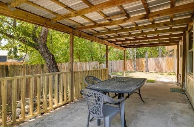Building Photo - 2121 Trede Dr