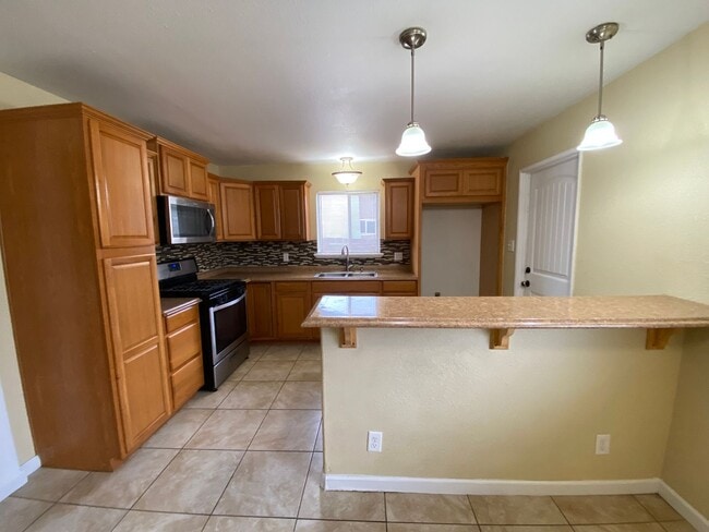 Building Photo - Spacious home Available Now!