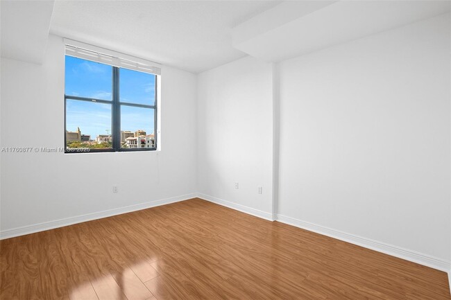 Building Photo - 888 Douglas Rd