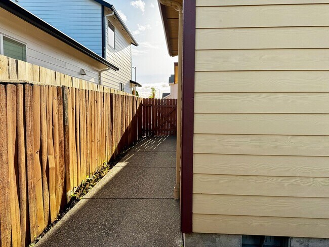Building Photo - Spacious 3-4 Bedroom Home with Low Mainten...