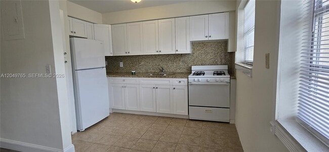 Building Photo - 9041 Harding Ave