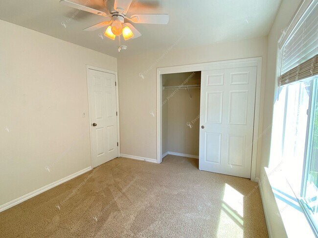 Building Photo - Spacious Corner Home in Prime SW Bend Loca...