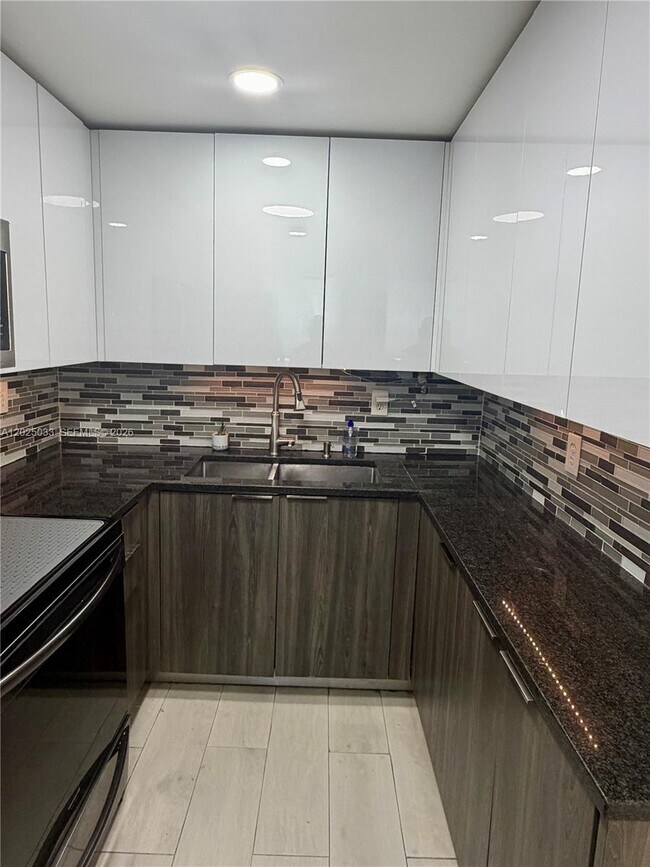 Building Photo - 1705 W 57th St
