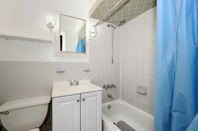 Building Photo - 400 W 47th St