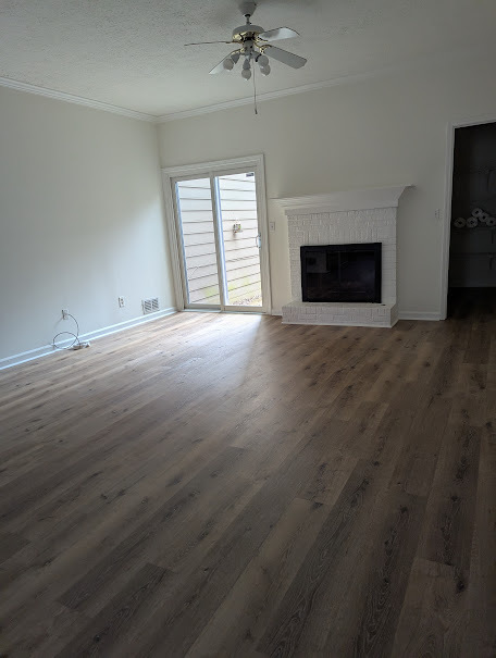 Living Room, opens on to a courtyard - 4012 Elm St