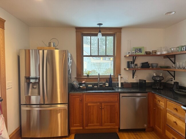 Building Photo - 3 bedroom, 2.5 bath home walking distance to Dartmouth College