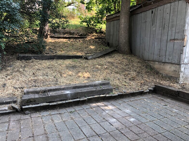 Building Photo - 610 NE Gray Ln