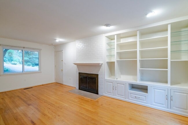 Building Photo - Fabulous 4 Bed 2.5 Bath Colonial With Pati...