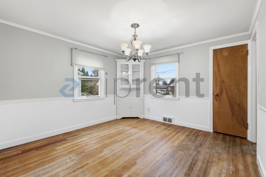 Building Photo - 18 St James St