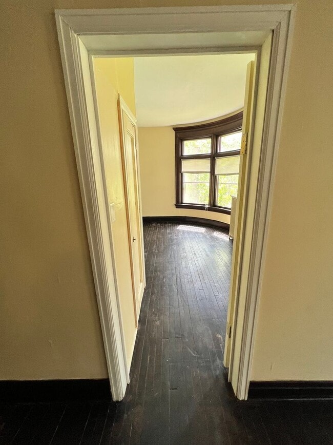 Building Photo - 1317 E 2nd St