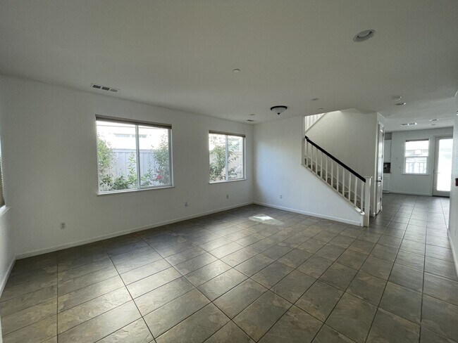 Building Photo - 1348 Encore Dr