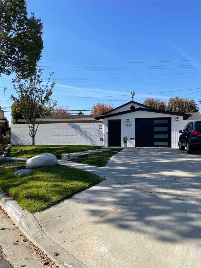 Primary Photo - 1223 N Studebaker Rd