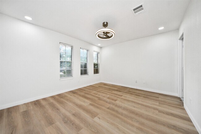 Building Photo - 15719 Baytree Dr
